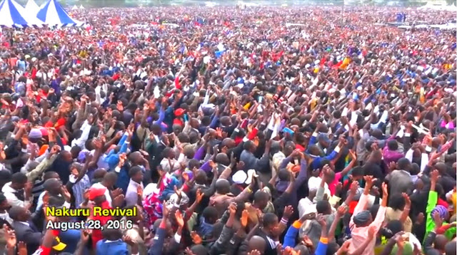 Multidão com as mãos levantadas durante o Avivamento de Nakuru, em 28 de agosto de 2016